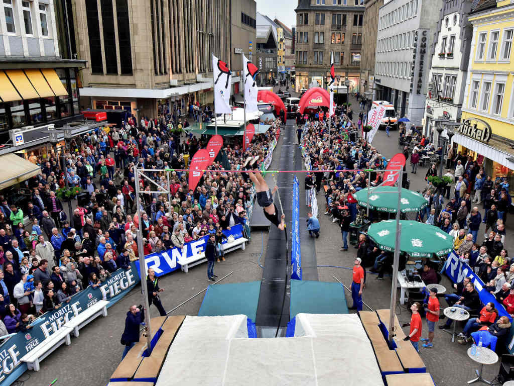 Topathleten in Recklinghausen: Traditionsreiches Stabhochspringen in der Altstadt